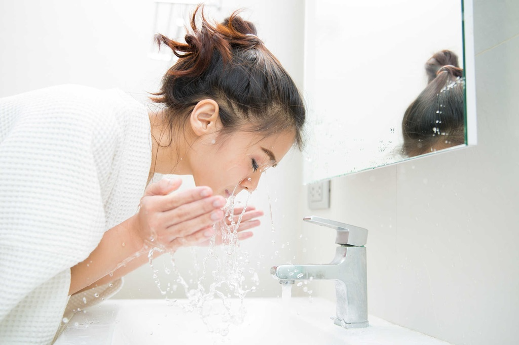 Hướng dẫn chi tiết các bước cách rửa mặt không bị khô da