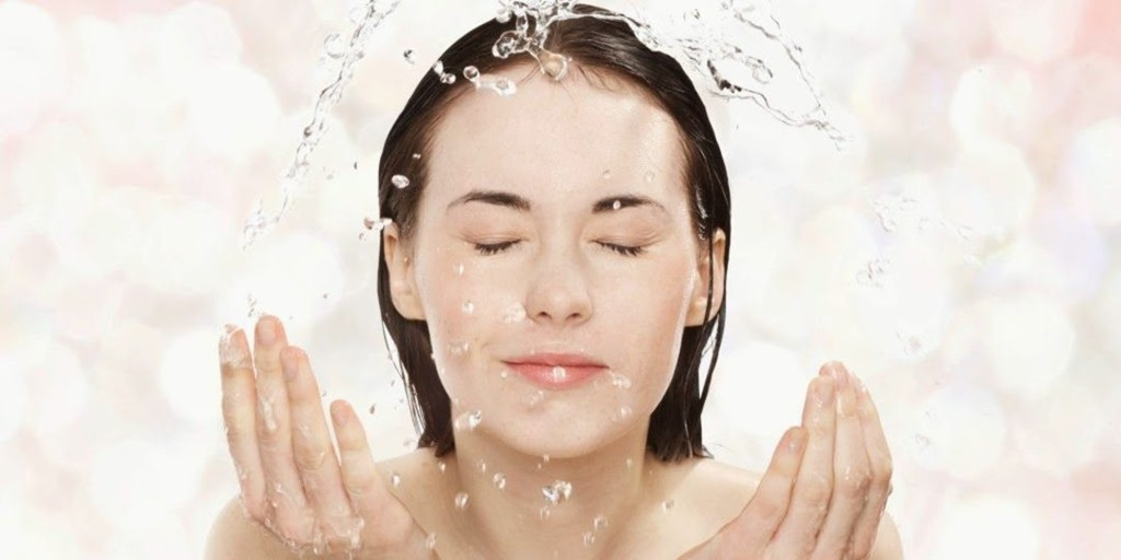 Quy trình dùng sữa rửa mặt trắng da trị mụn