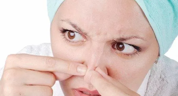 Chạm tay lên mũi sẽ khiến mụn cám nghiêm trọng hơn