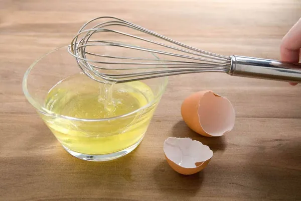 Lòng trắng trứng gà và công dụng tuyệt vời trong trị mụn cám ở mũi