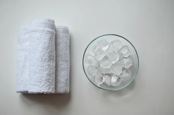 Đá lạnh có thể giúp giảm viêm, sưng tấy và đau do mụn sưng đỏ
