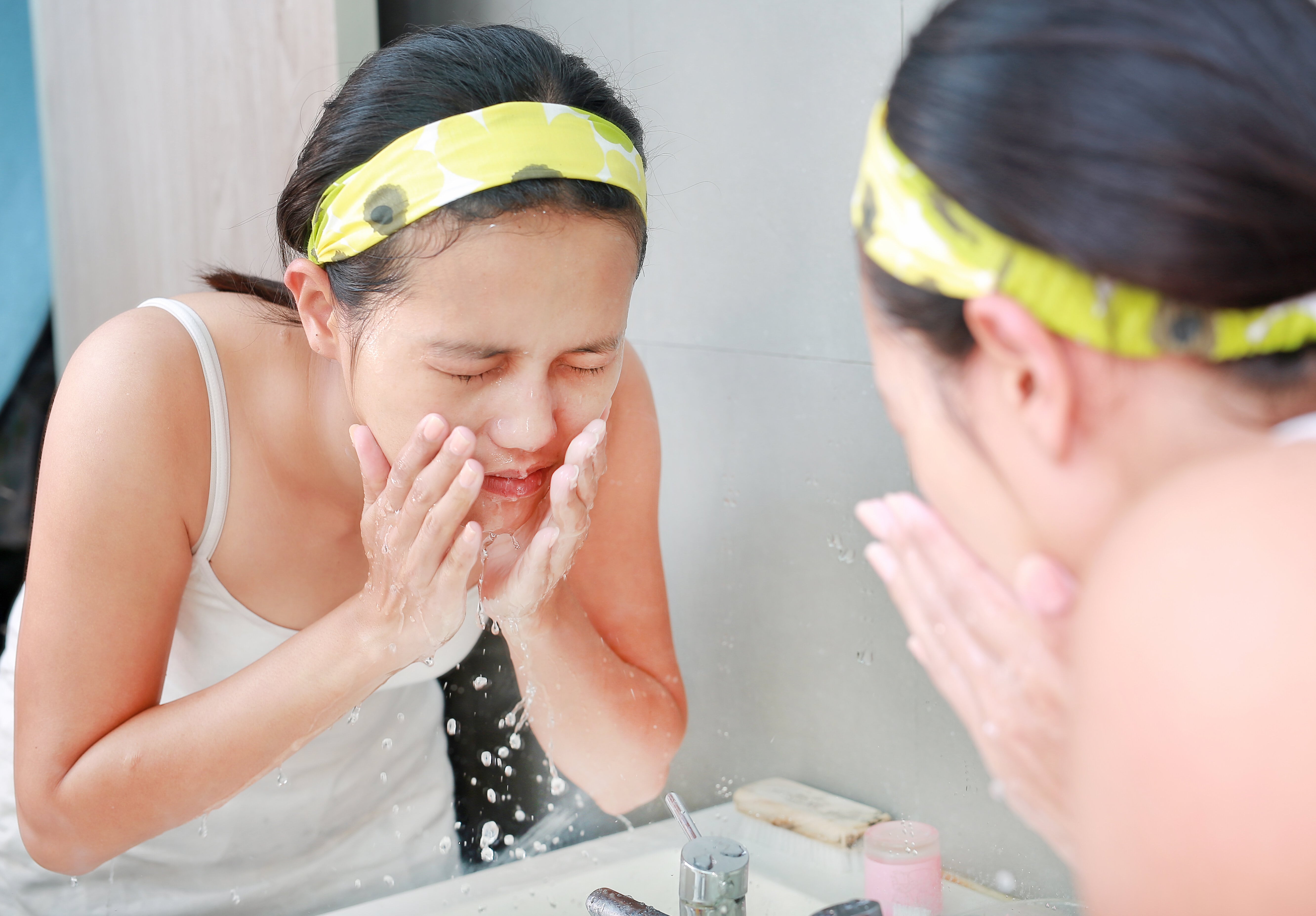 Làm sạch da đúng cách mỗi ngày là chìa khóa giúp loại bỏ tình trạng mụn đầu trắng nhỏ li ti