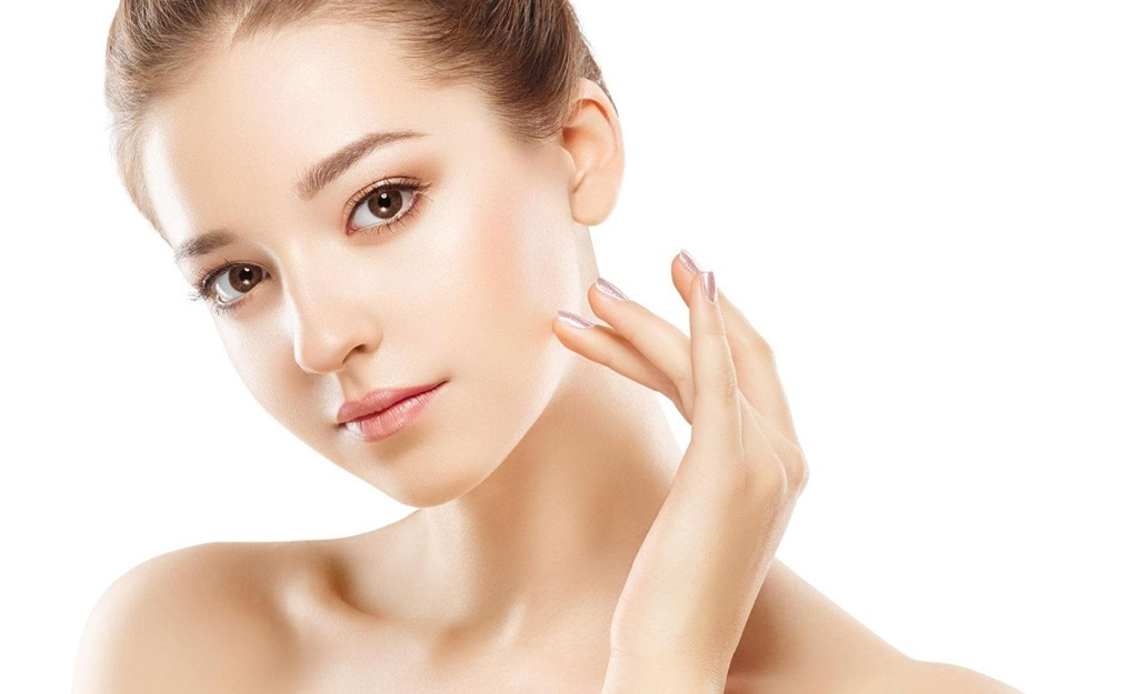 Chăm sóc da kết hợp dùng tuýp trị mụn ẩn