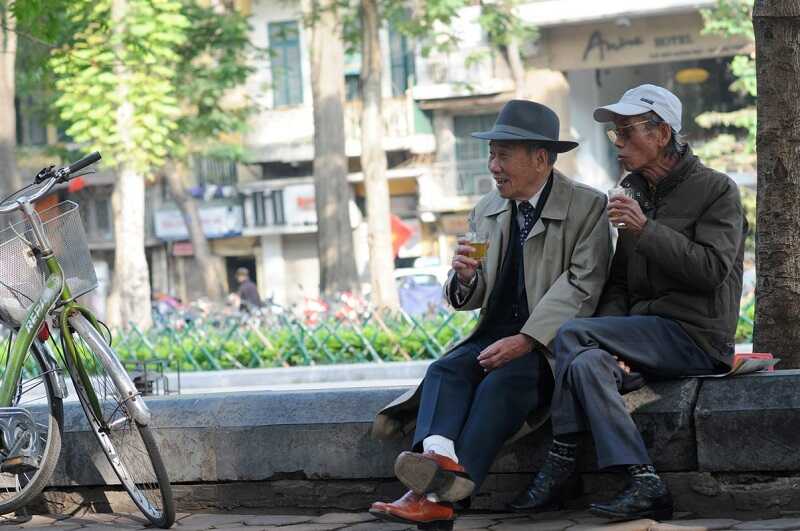 Chuyện trò bên ly trà đá