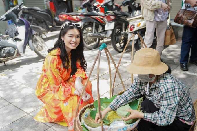 Hoa hậu Indonexia 2020 Pricilia Carla Yules mua cốm tươi