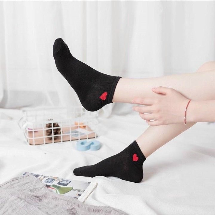 Tất trái tim đỏ