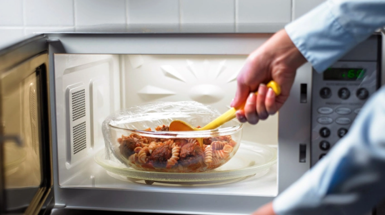 Có nên dùng lò vi sóng để nướng bánh?