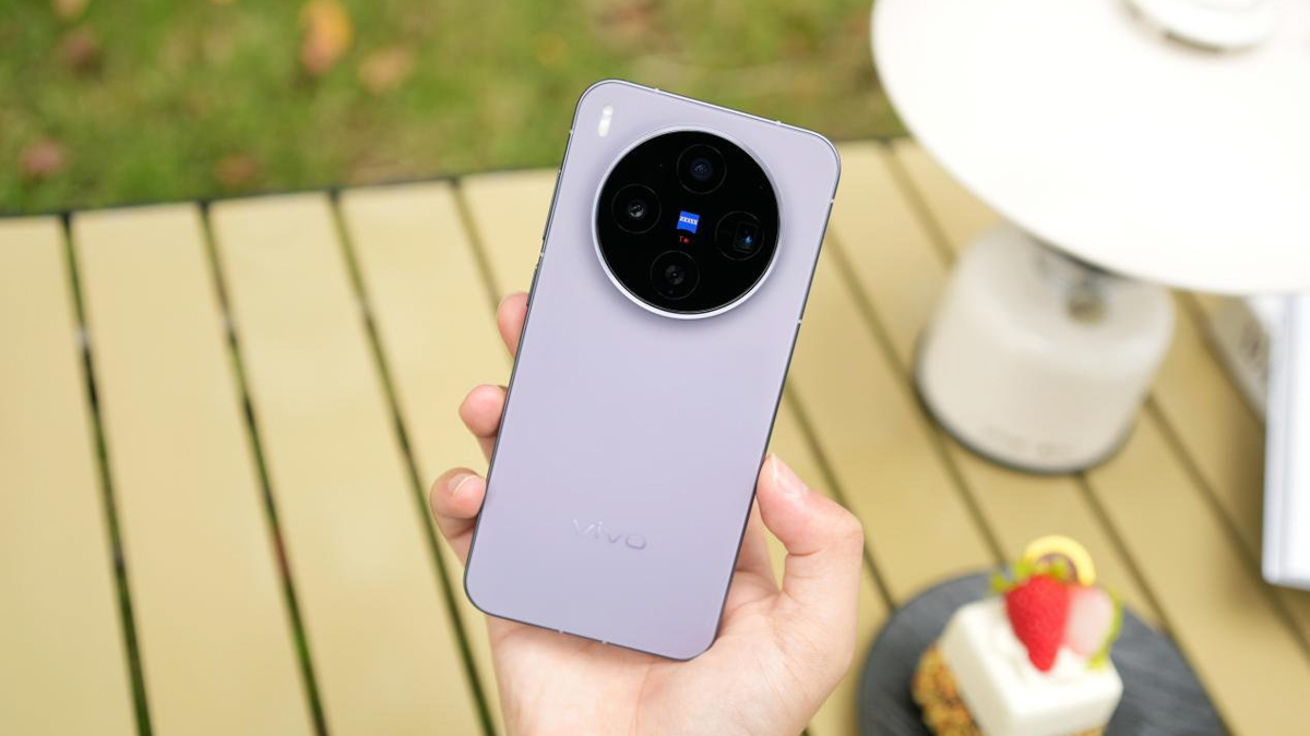 Cận cảnh vivo X300: Nhỏ gọn nhưng mạnh mẽ, Dimensity 9500, camera Zeiss, giá từ 16.3 triệu