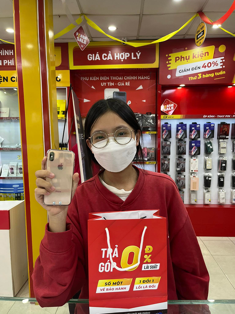 Khách hàng chọn mua iPhone Xs tại Di Động Minh Trí