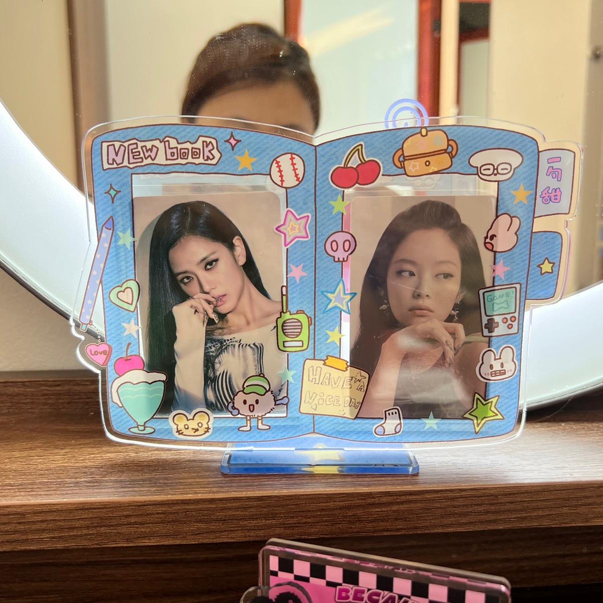 Tổng hợp mẫu standee, holder, frame đựng thẻ bo góc bắt trend