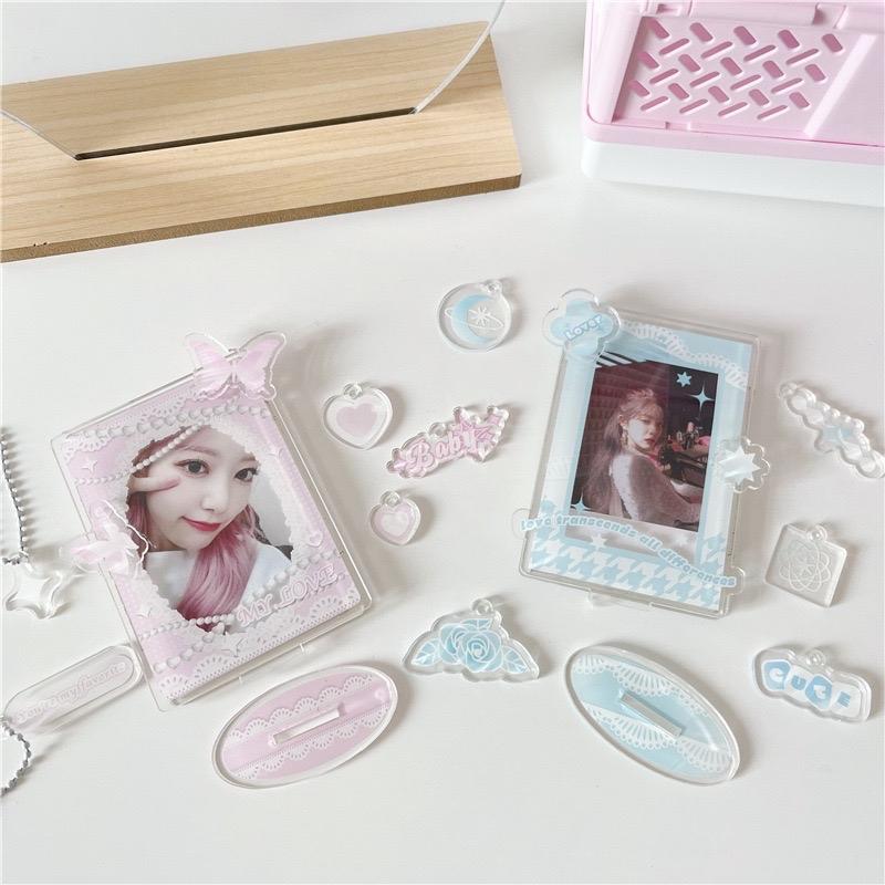 Tổng hợp mẫu standee, holder, frame đựng thẻ bo góc bắt trend