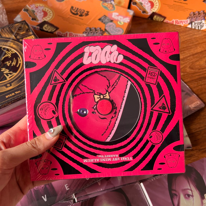 Album Yuqi YUQ1 (G)i-DLE chính hãng