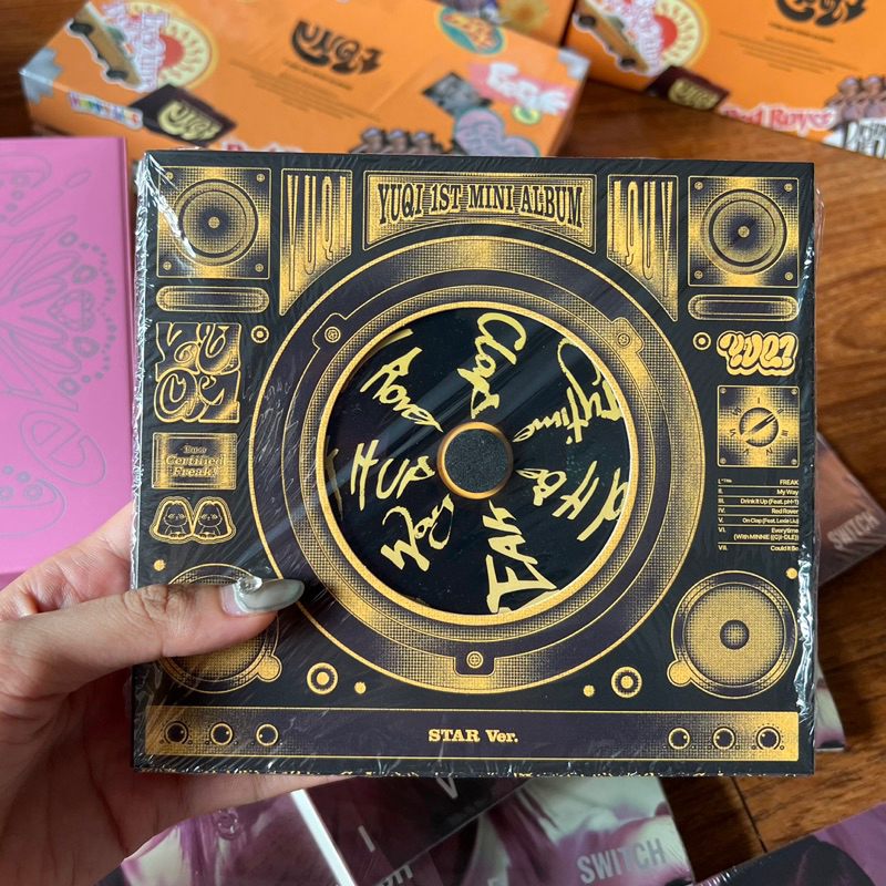 Album Yuqi YUQ1 (G)i-DLE chính hãng