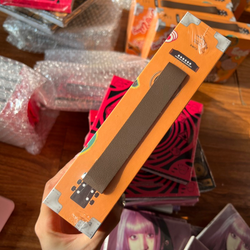 Album Yuqi YUQ1 (G)i-DLE chính hãng