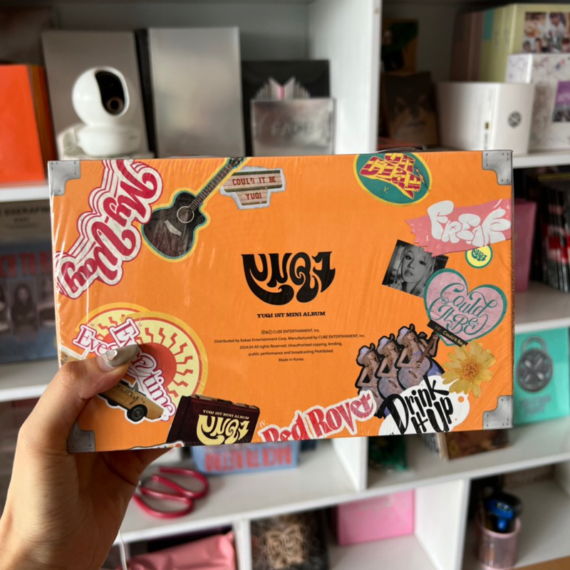 Album Yuqi YUQ1 (G)i-DLE chính hãng