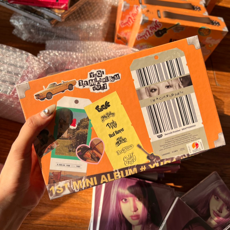 Album Yuqi YUQ1 (G)i-DLE chính hãng