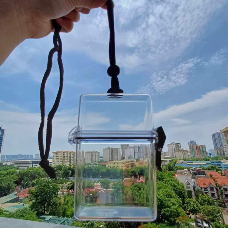 Hộp nhựa trong suốt, nắp cài, có dây đựng card, thẻ bo góc, phụ kiện