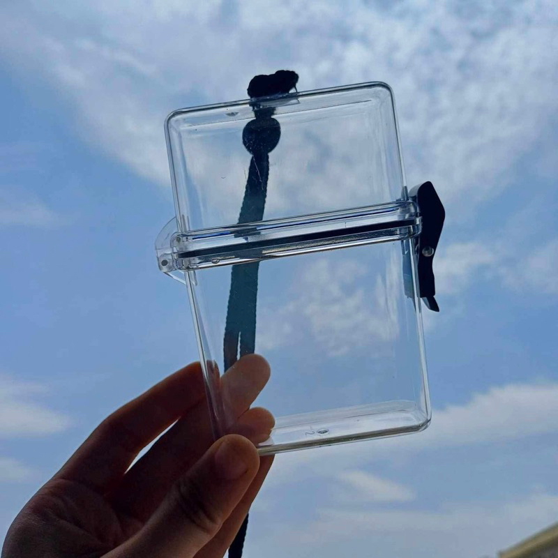 Hộp nhựa trong suốt, nắp cài, có dây đựng card, thẻ bo góc, phụ kiện