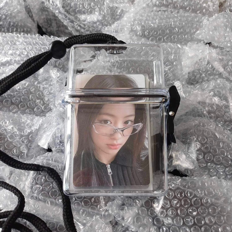 Hộp nhựa trong suốt, nắp cài, có dây đựng card, thẻ bo góc, phụ kiện