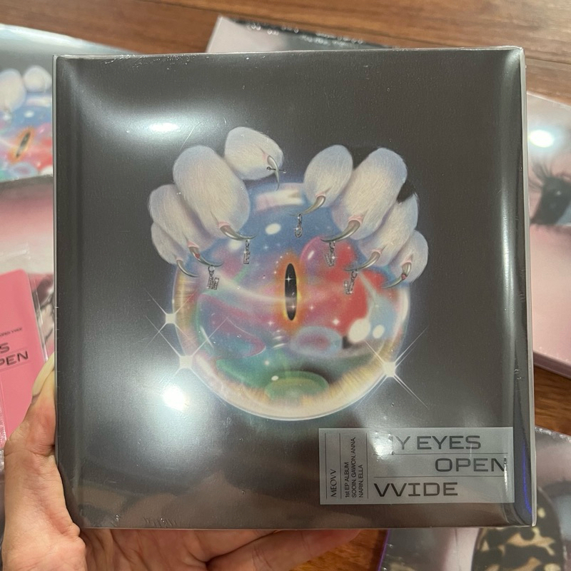Meovv - 1st EP Album 'My Eyes Open Vvide'