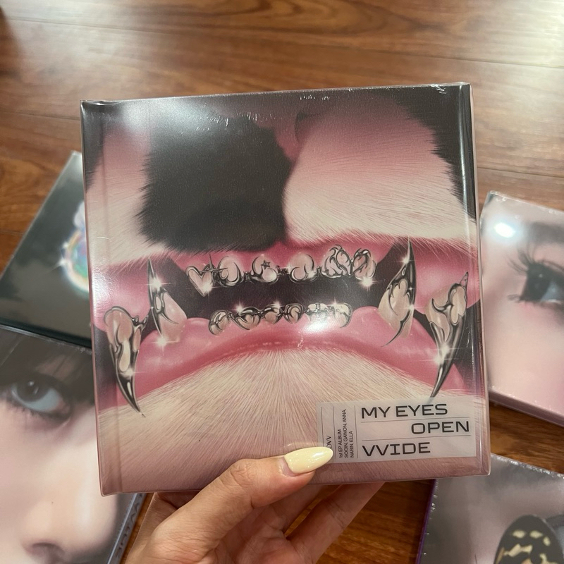 Meovv - 1st EP Album 'My Eyes Open Vvide'