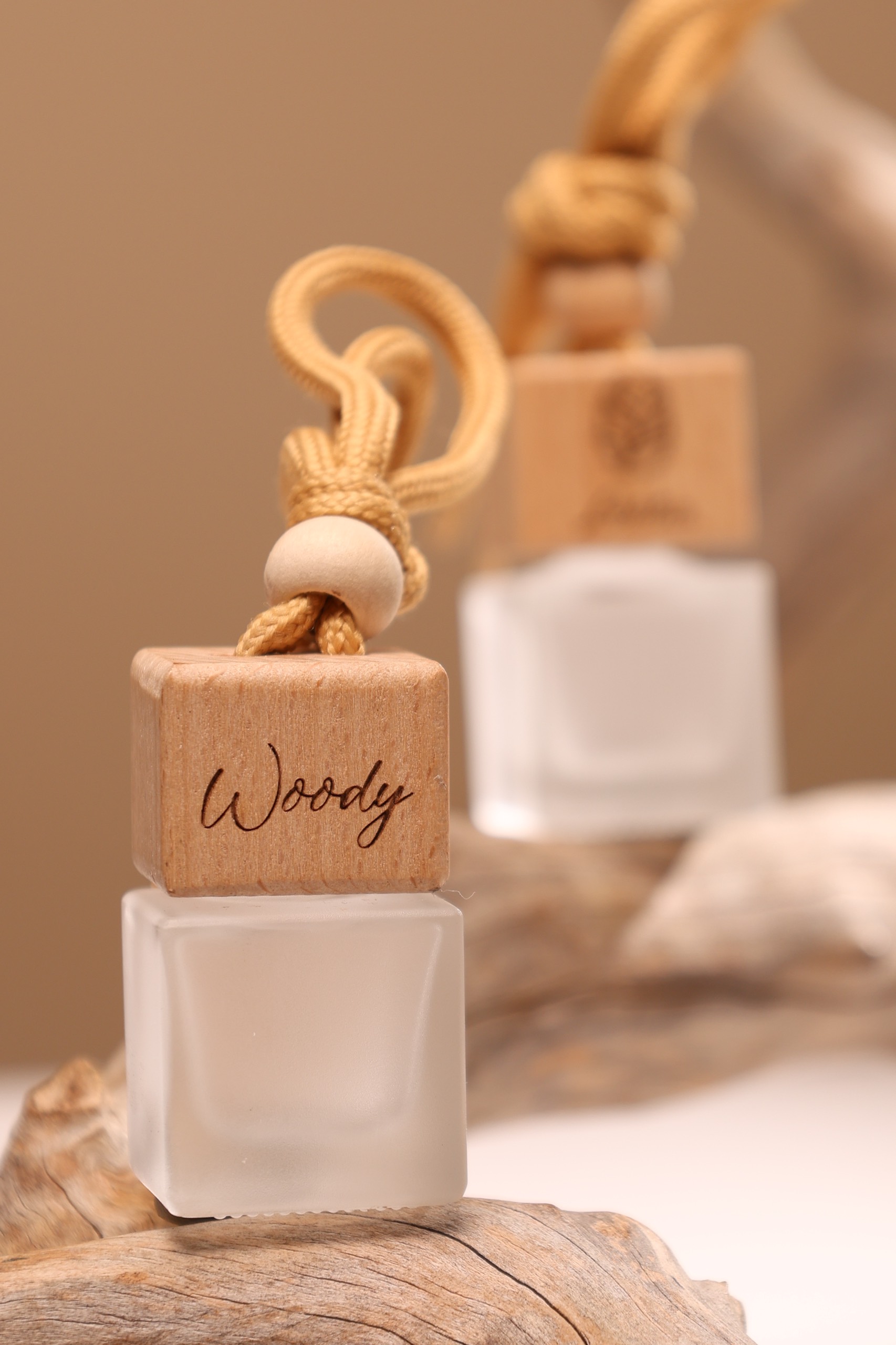 Tinh dầu treo xe Woody (thông, gỗ hồng, tuyết tùng)