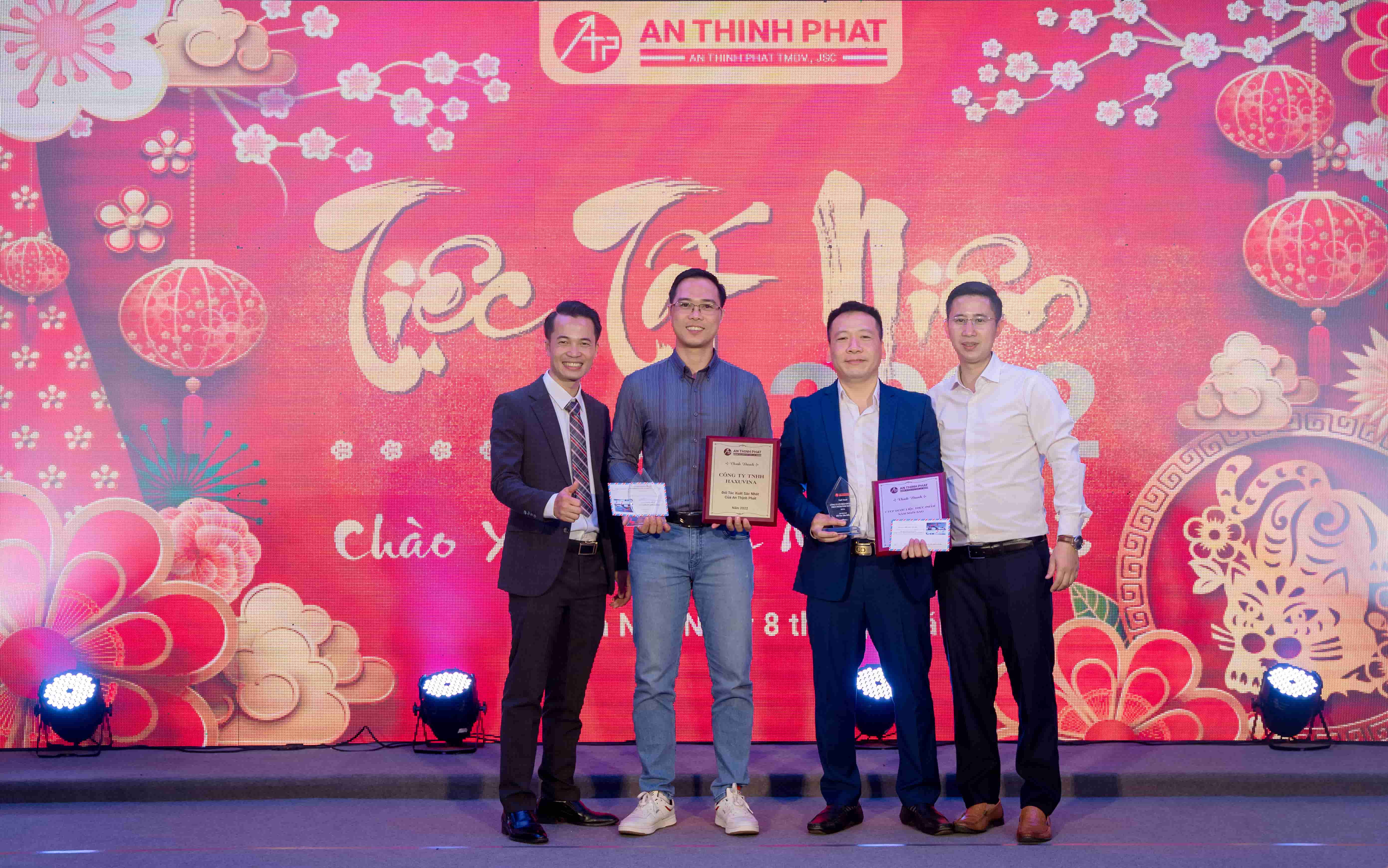 LỄ VINH DANH: NHỮNG CÁ NHÂN, TẬP THỂ ĐẠT THÀNH TÍCH XUẤT SẮC NĂM 2022