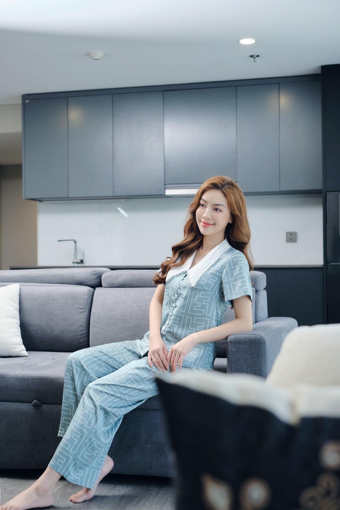 Bộ lụa họa tiết cổ trắng quần dài áo tay cộc LYTRENDY