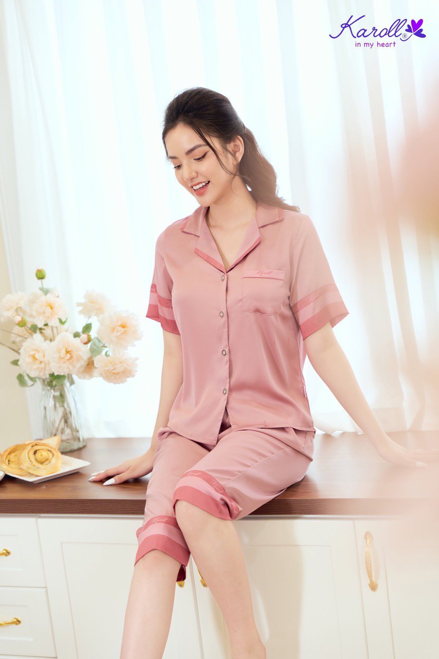 bộ lụa cổ viền Karoll quần lửng NH22.049