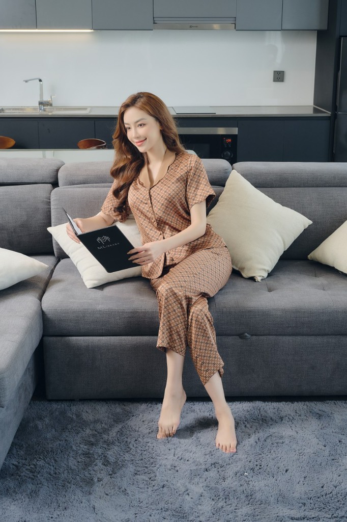 Bộ lụa họa tiết quần dài áo tay cộc LYTRENDY