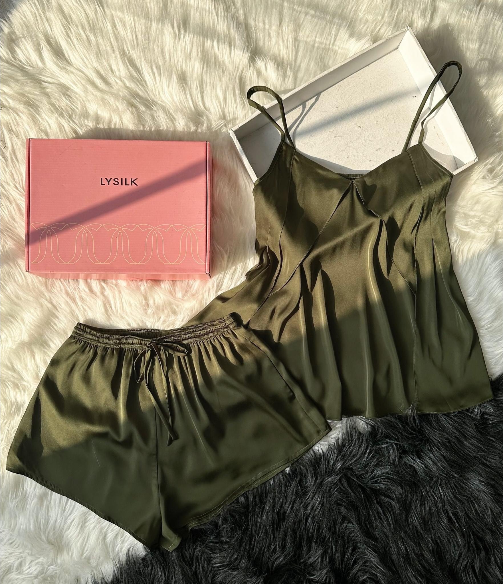 Bộ LYTRENDY lụa áo 2 dây quần dùi BN333