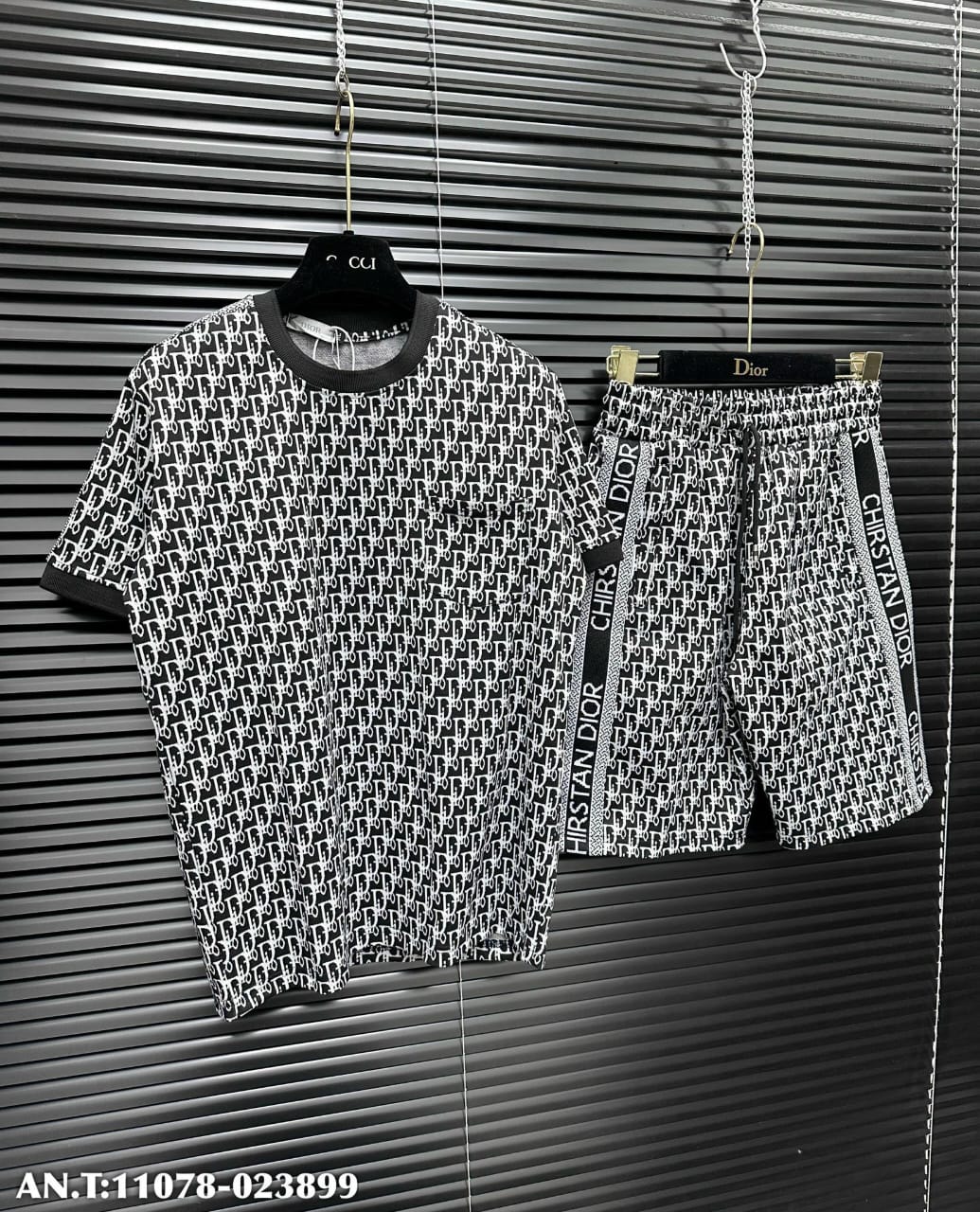 ຊຸດແຂນສັ້ນຜູ້ຊາຍຄໍມົນ ບົນເບີ