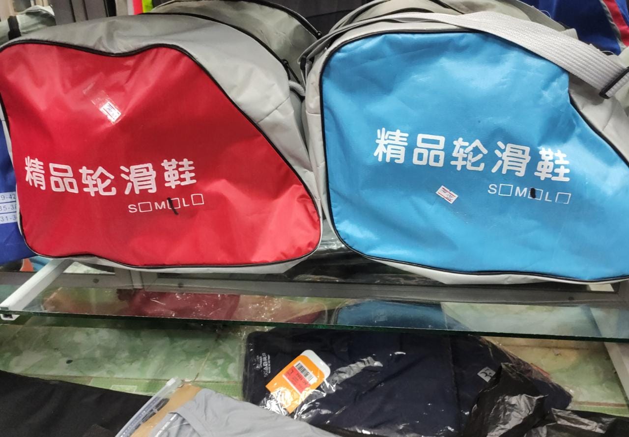 ເກີບສະເກັດ 4 ລໍ້ ມີໝວກ