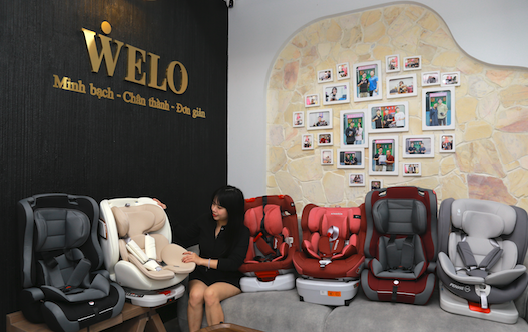 Gia đình đi ô tô an toàn cùng ghế trẻ em