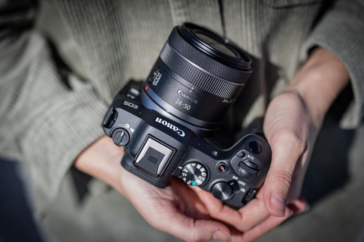 Canon EOS R8 ngoại hình 