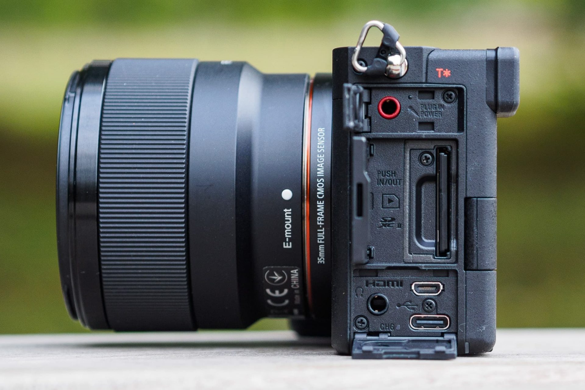 Sony A7C Có nhiều cổng kết nối tiện ích 