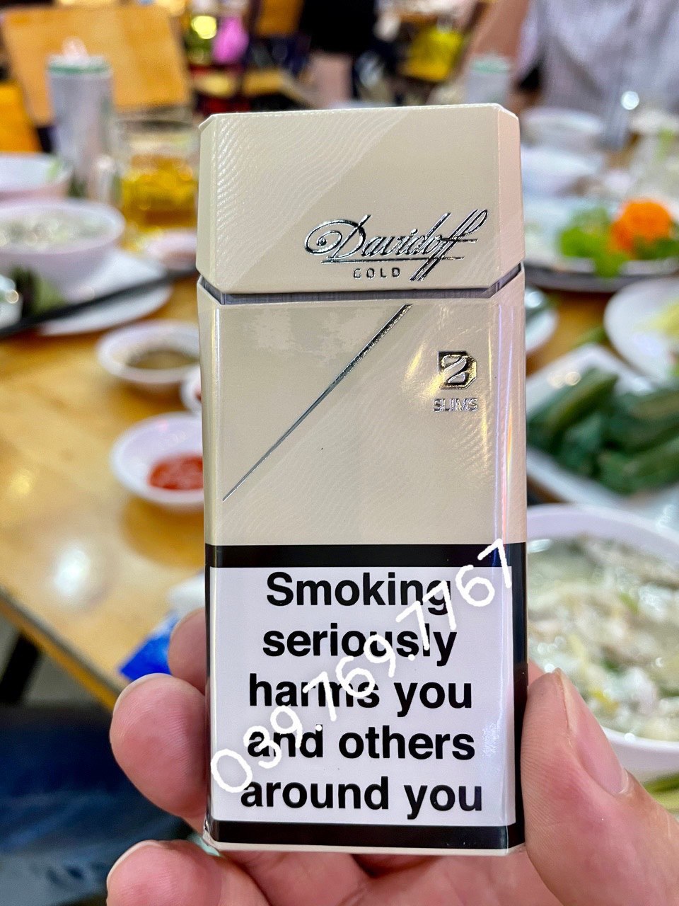 Thuốc lá Davidoff White Điếu To là 1 thương hiệu thuốc lá tốt từ Đức được sản xuất theo giấy phép của Davidoff & Cie SA, Geneva và là thuốc lá Davidoff cây màu trắng mỏng, điếu nhỏ, hàm lượng nhẹ dịu nhất trong các loại thuốc lá Davidoff.