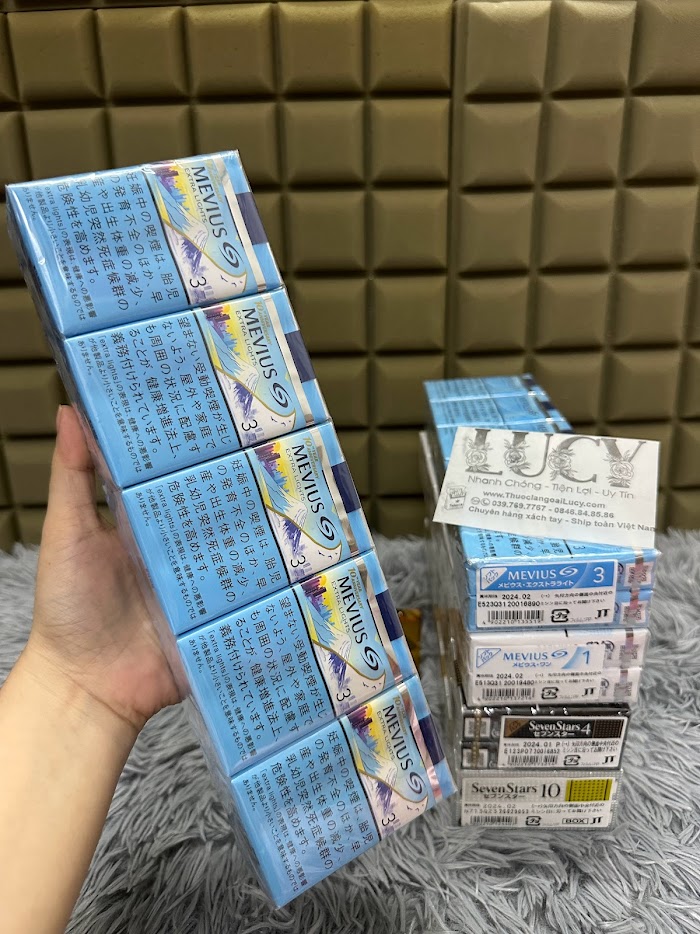 Thuốc lá Mevius One Soft Pack (Nội địa Nhật Bản) là 1 loại thuốc lá ngon nhẹ dịu êm mang hương vị truyền thống cũng kèm thêm 1 ít tinh túy của thuốc lá Winston Caster nhưng ít ngọt hơn, đã được rất nhiều khách hàng dùng và yêu cầu xách tay về. Chỉ 1.150k 1 cây, hàng ngon giá tốt ạ.  Hình ảnh của Thuốc lá Mevius One 
