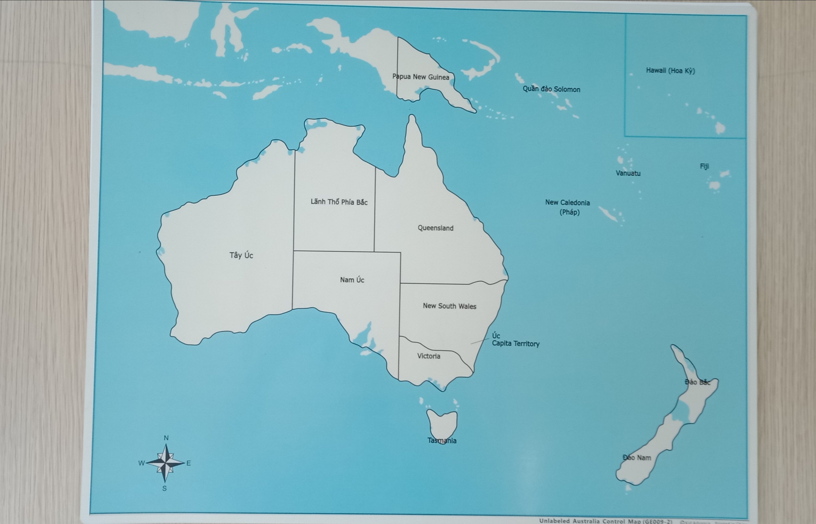 Bản đồ Châu Úc sẽ trở nên dễ hiểu hơn với bảng kiểm soát bản đồ bằng tiếng Việt. Bạn sẽ không còn gặp khó khăn trong việc tìm kiếm và định vị các quốc gia và vùng lãnh thổ. Hãy khám phá châu lục đầy màu sắc và thú vị này một cách dễ dàng và yên tâm.