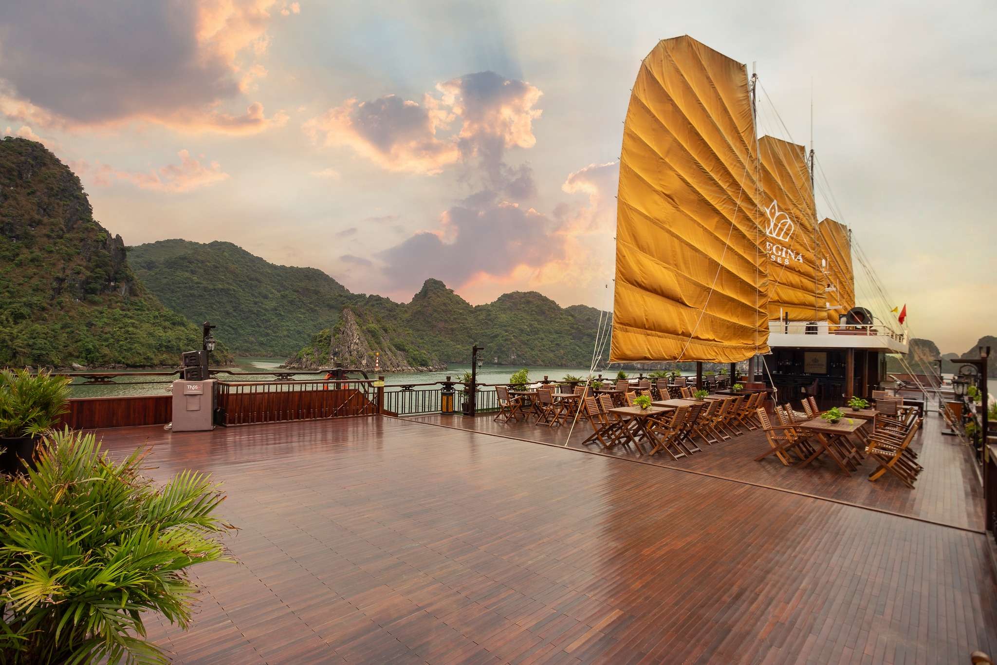 Halong Bay vs. Lan Ha Bay: Which is the Best Choice for Your Luxury Cruise in 2025?