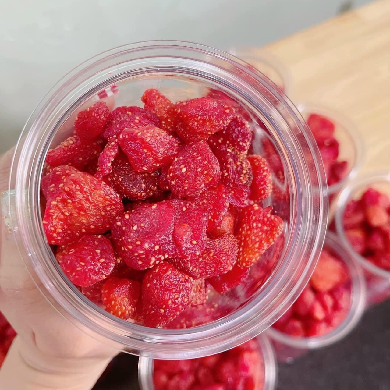 Dâu sấy dẻo Đà Lạt