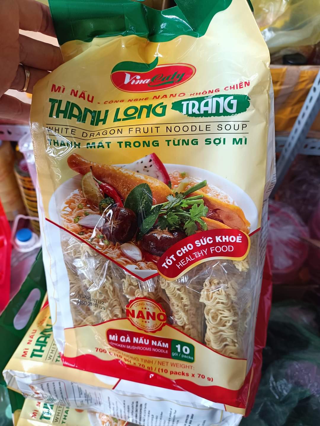 Mì thanh long nấu lẩu