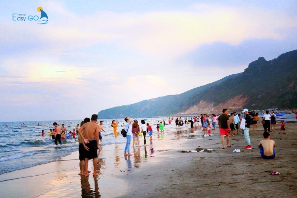 Tắm biển tại Biển Quỳnh 