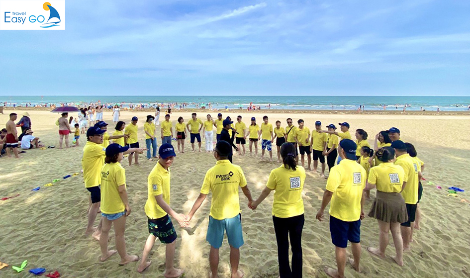 Teambuilding trên bãi biển Quỳnh