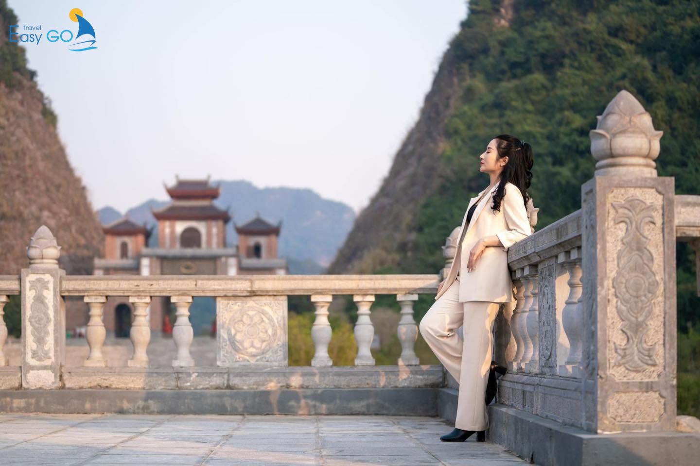 Đàn Kính Thiên nằm ở cổng vào khu du lịch Thung Ui