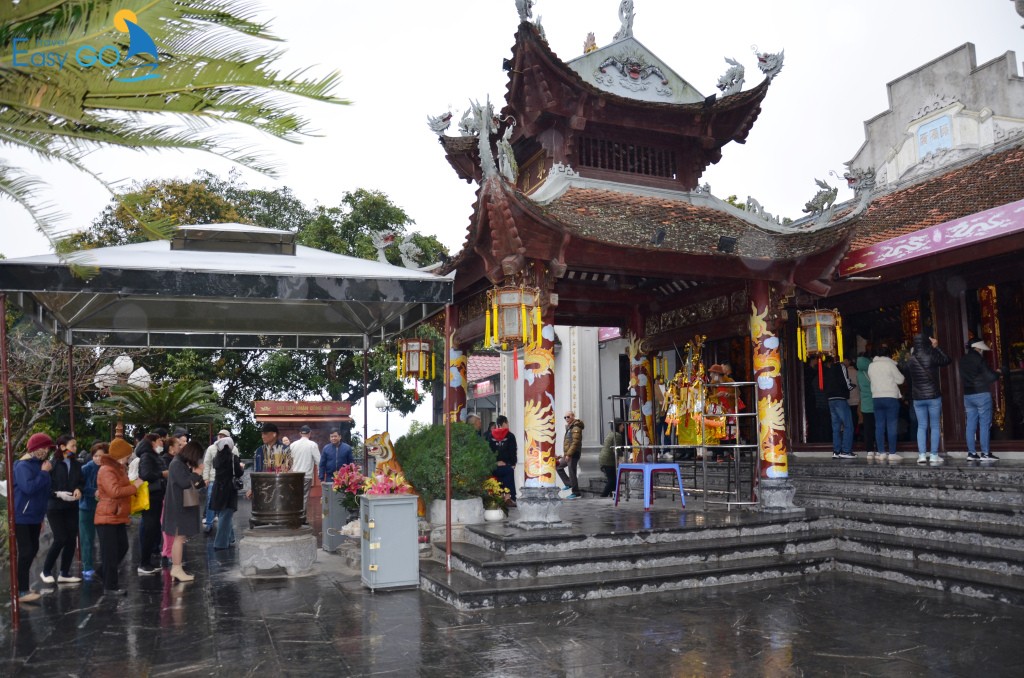 Đền Cô Bé Cửa Suốt