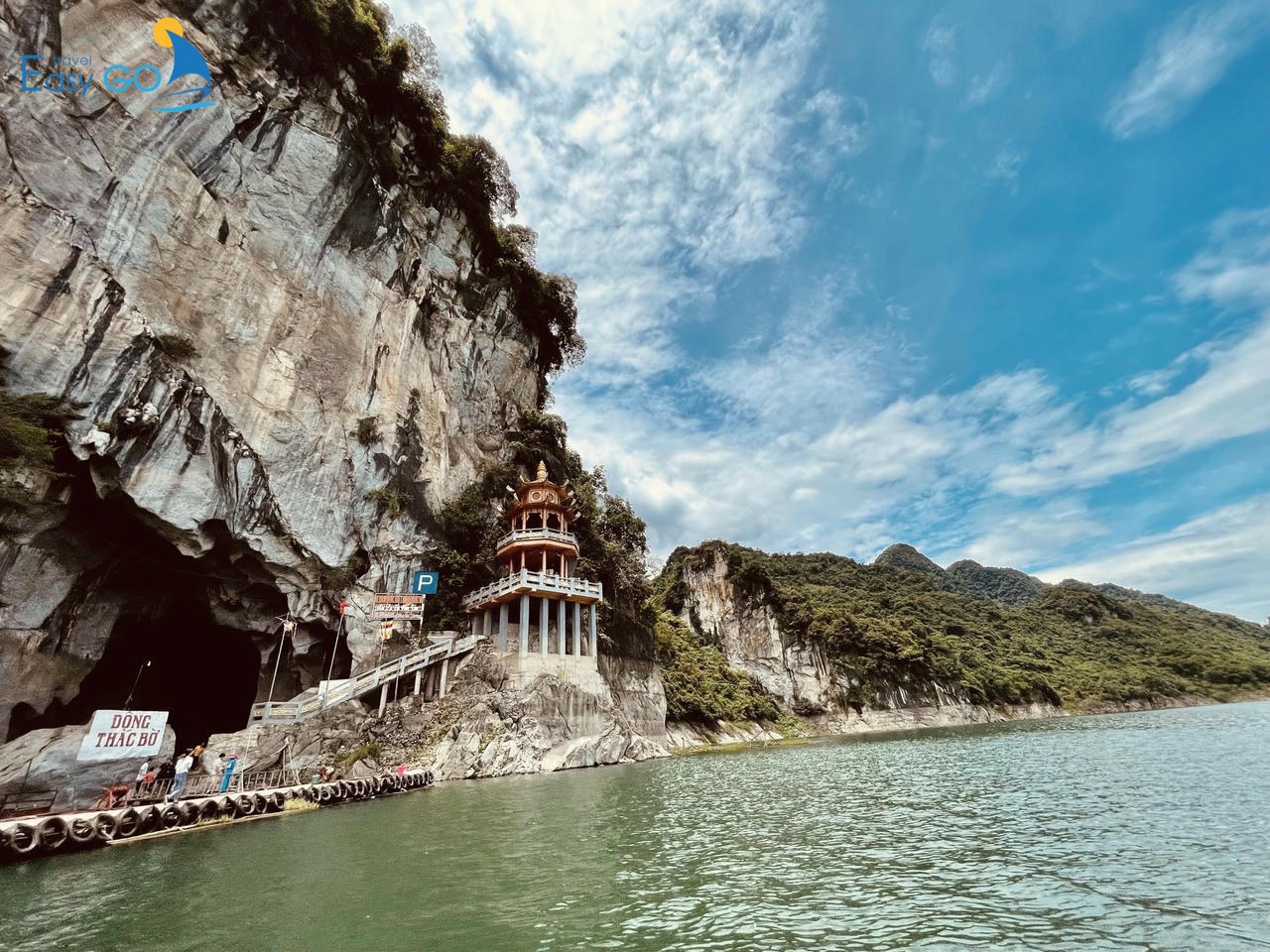 Đền Thác Bờ nằm trong lòng hồ sông Đà