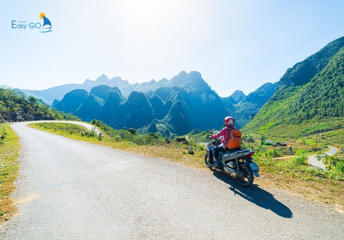 Đi xe máy đến hang Kia Pà Cò
