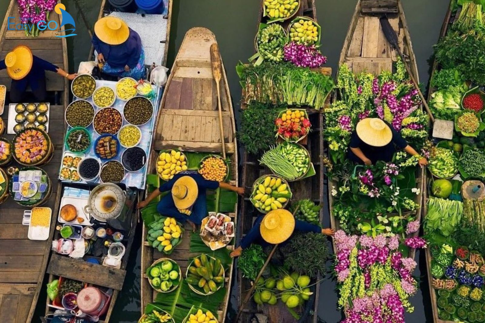 du khách mua hàng trong chợ địa phương