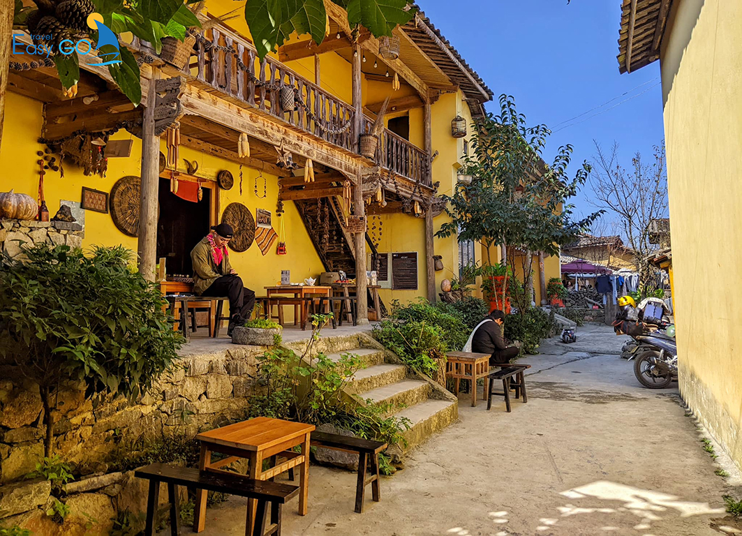 Du khách nghỉ ngơi tại nhà trình tường của người dân 